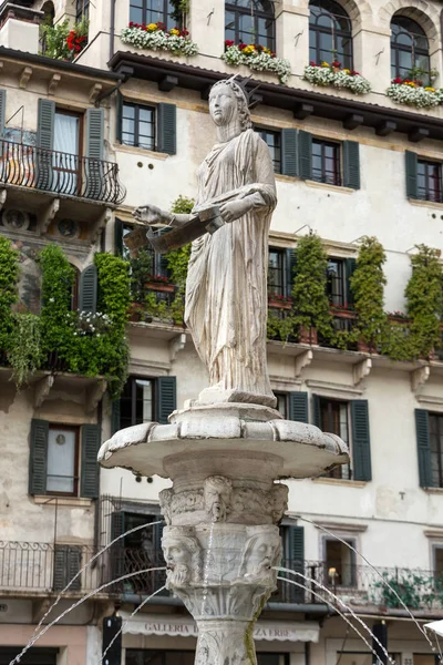 De fontein van Madonna Verona in Piazza delle Erbe. Verona, Italië — Stockfoto