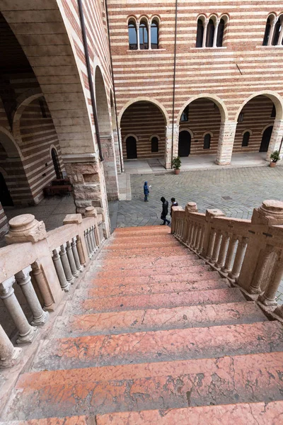 Scala della Ragione nel Cortile del Palazzo della Ragione di Verona. Italia — Foto Stock