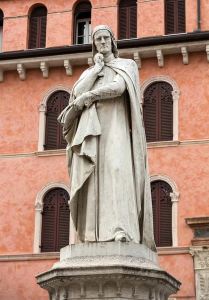 Verona 'daki Piazza dei Signori' de Dante Alighieri Heykeli — Stok fotoğraf