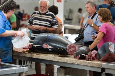 Balık pazarı ünlü Mercado DOS Lavradores Funchal, Madeira, Portekiz başkenti ziyaret turistler