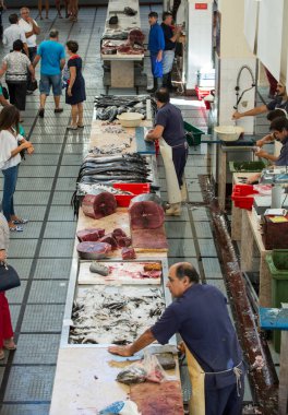  Balık satıcıları Mercado dos Lavradores, ünlü balık ve deniz ürünleri pazarı Funchal, Madeira Adası başkenti