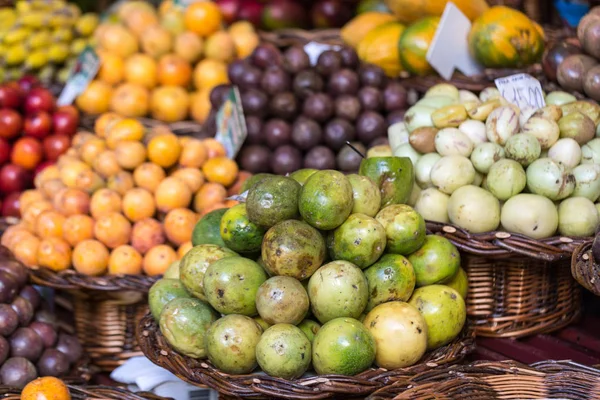 Fresh exotic fruits in Mercado Dos Lavradores. Funchal, Madeira — Stock Photo, Image
