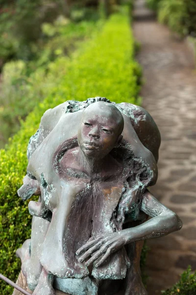 Statua astratta nel giardino botanico Monte di Funchal, Madeira. Storia del Portogallo . — Foto Stock