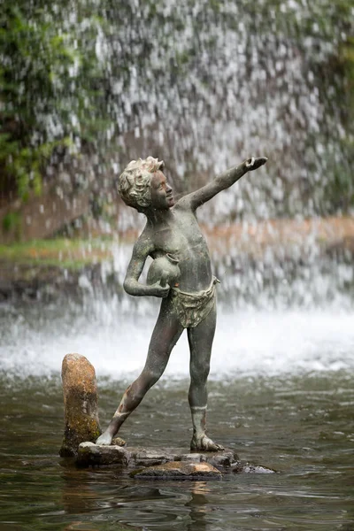 Socha chlapce v botanické zahradě Monte Funchal, Madeira. Portugalsko. — Stock fotografie