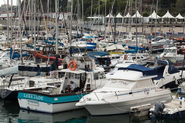 Jachten aangemeerd in de zeehaven van Funchal, Madeira island, Portugal — Stockfoto
