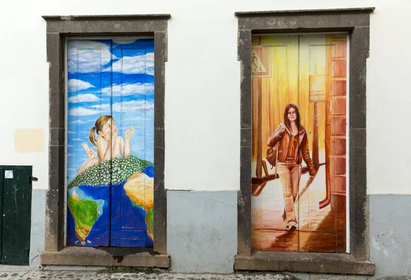 A arte da porta aberta na rua de Santa Maria. Um projeto que visa "abrir" a cidade a eventos artísticos e culturais. Funchal, Madeira. Portugal — Fotografia de Stock