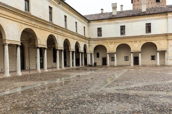 Палаццо Дукале на Пьяцца Кастелло в Мантуе — стоковое фото