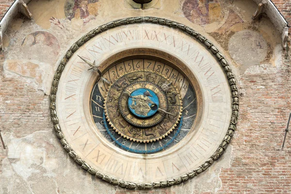 Palazzo della Ragione Torre dell'Orologio ("Saat Kulesi") ile. Mantua, İtalya — Stok fotoğraf