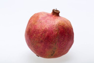 Beyaz bir arka plan üzerinde izole kırmızı nar