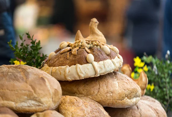 素朴なパンの塊の伝統的ロースト. — ストック写真