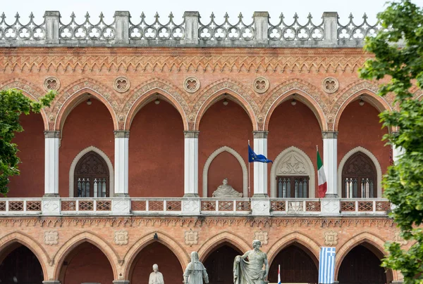 Lodge amulea auf der großen piazza prato della valle auch bekannt als ca 'duodo palazzo zacco in padua, italien — Stockfoto