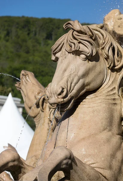 Fontana di residenza barocca su Residentplatz a Salisburgo . — Foto Stock