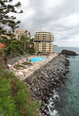 Funchal, Madeira Lido oteller bölgesinde turist ile Yüzme Havuzu 