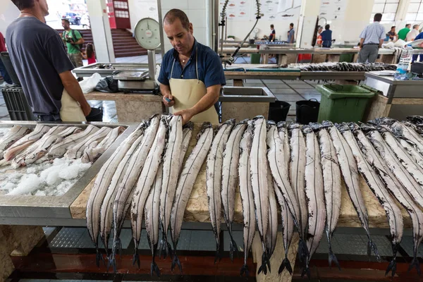 Fish sellers at Mercado dos Lavradores, the famous fish and seafood market of Funchal, the capital of Madeira — Stock Photo, Image