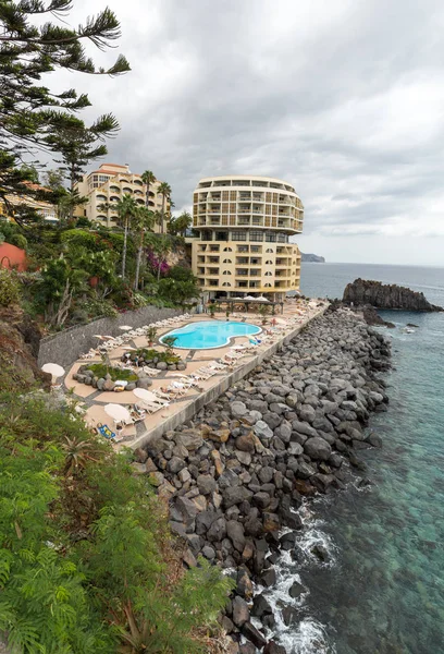 Bazén s turisty v zóně Lido hotelů v destinaci Funchal, Madeira — Stock fotografie