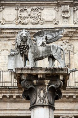 Aslan, Aziz Mark'ın şehrin en yakın bağları Venedik ile sembolize ediyor. Verona - Piazza delle Erbe