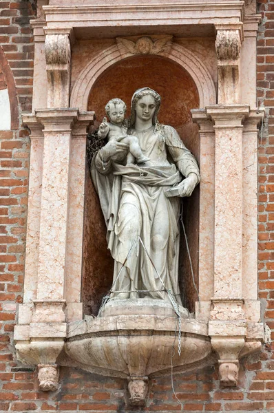 Madonna mit Kind an der Wand des domus mercatorum in Verona — Stockfoto