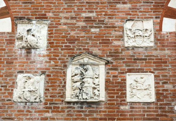 Brasão de armas na parede do Domus Mercatorum em Verona — Fotografia de Stock