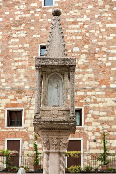 Gamla marknaden kolumn på Piazza delle Erbe i Verona — Stockfoto