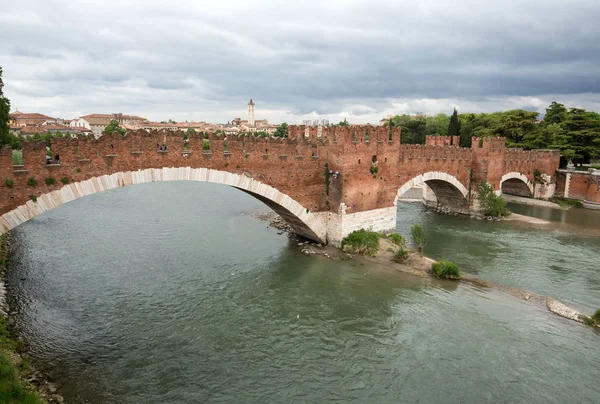 El Ponte Pietra, también conocido como Pons Marmoreus, es un puente de arco romano que cruza el río Adigio en Verona, Italia. . — Foto de Stock