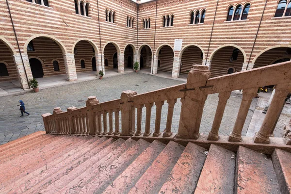 Scala della Ragione op de binnenplaats van het Palazzo della Ragione in Verona — Stockfoto