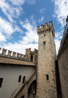 Ortaçağ Kalesi Scaliger eski şehrin Sirmione