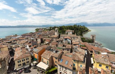 Sirmione'da renkli eski binaların görünümü 