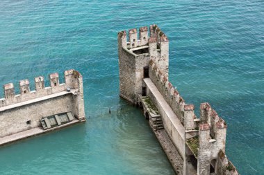 Durgun Scaliger kale - Ortaçağ bağlantı noktası kale, Sirmione içinde,
