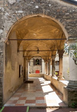 Sirmione - kilise Santa Maria Maggiore Sirmione parish Kilisesi, ortaçağ Merkezi içinde yer alır