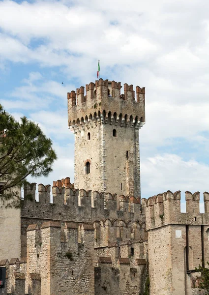 Castello medievale Scaligero nel centro storico Sirmione — Foto Stock