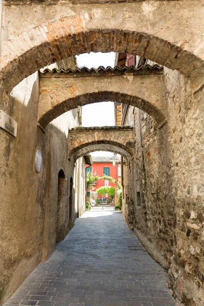 Pittoresca stradina cittadina a Sirmione , — Foto Stock