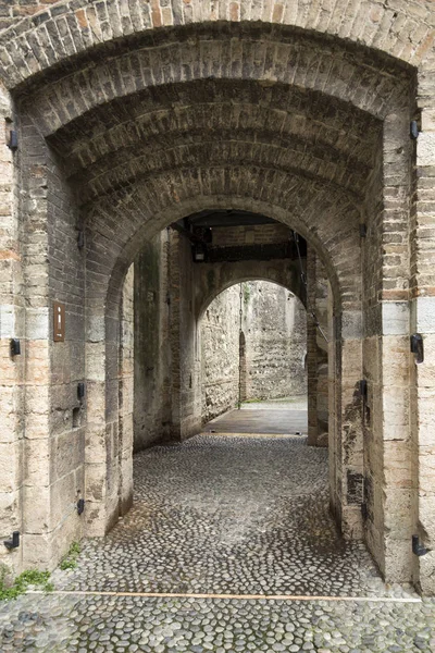 De toegang tot het kasteel Scaliger in de oude stad van Sirmione — Stockfoto