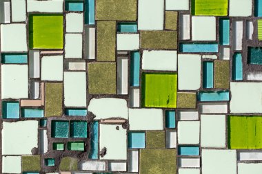 Duvarda renkli mozaik