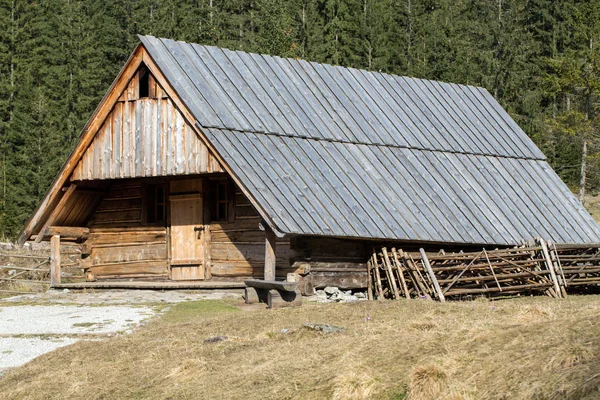 Houten hutten in de vallei van de Chocholowska in het voorjaar, Tatra gebergte, — Stockfoto
