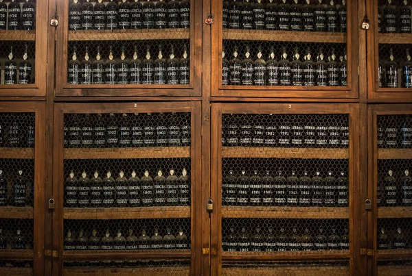 Müze - depo pahalı Vintage Madera şarap. Şarap şişe yapılmış raflar uzun satırları. Funchal, Madera — Stok fotoğraf