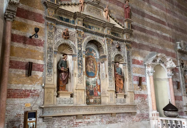 La Virgen con el niño por Bonino da Campione en la iglesia de El Eremitani (Chiesa degli Eremitani) en la tumba de Umberto da Carrara. Padua . —  Fotos de Stock