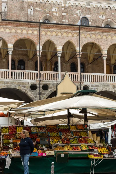 Palazzo della Ragione auf der Piazza della Frutta in Padua — Stockfoto