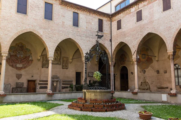 Basilica of Saint Anthony Courtyard. Padwa — Zdjęcie stockowe