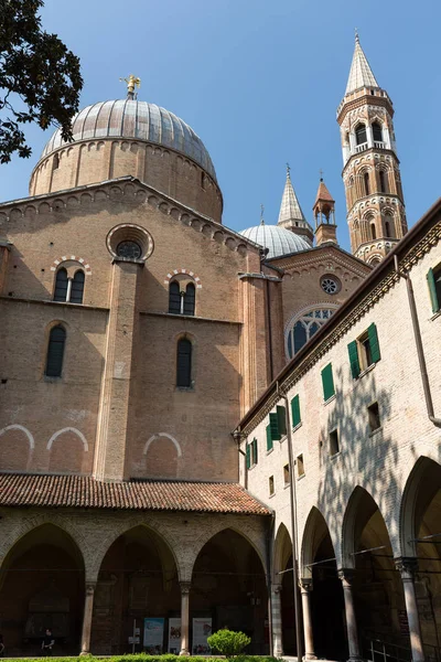 Basilika von Saint Anthony Blick von seinem Innenhof. — Stockfoto