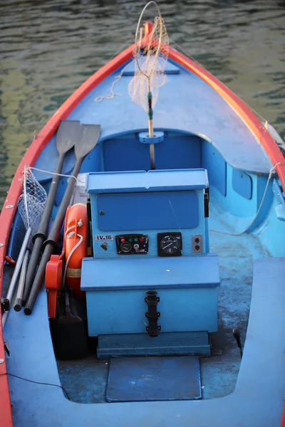 항구에 있는 작은 파란 어업 배 — 스톡 사진
