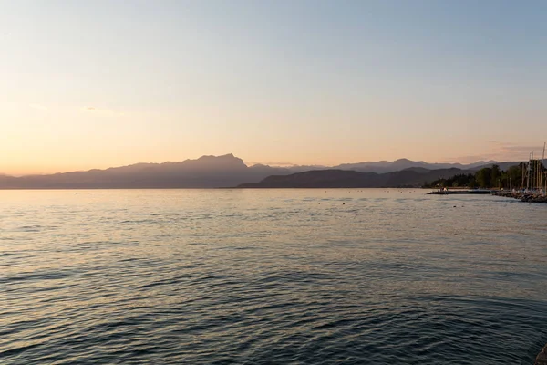가 르다 호수 이탈리아에 아름 다운 석양 — 스톡 사진
