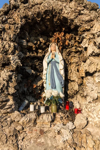 Antiguo santuario junto al camino en Lazise en el lago Garda — Foto de Stock