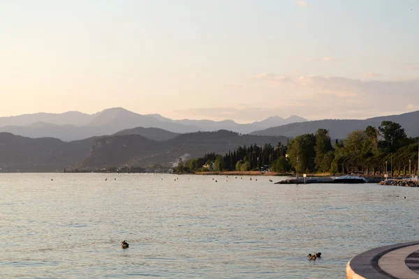 Belo pôr do sol no lago Garda, na Itália — Fotografia de Stock