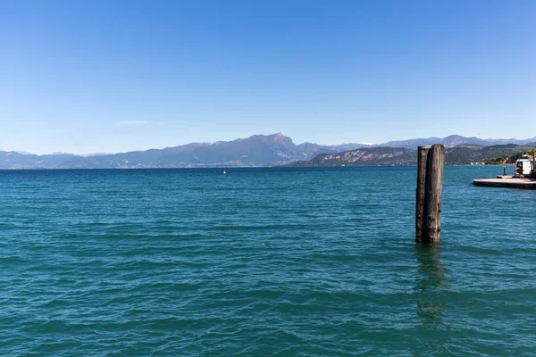 Garda Lake / Lago di Garda /, крупнейшее итальянское озеро в Северной Италии — стоковое фото