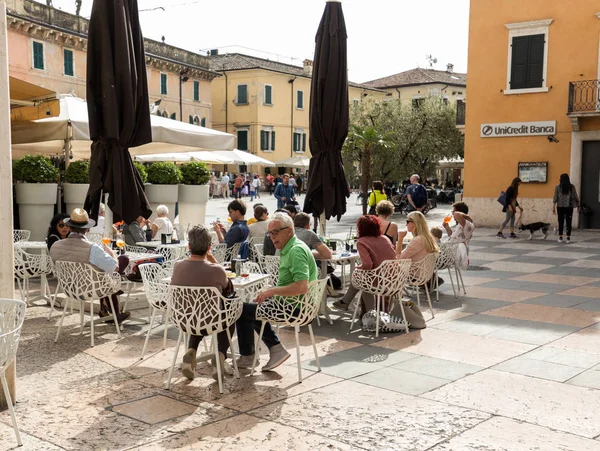 Tiendas, bares y restaurantes en Lazise at Garda Lake —  Fotos de Stock