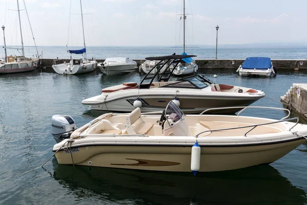 Veleros y barcos de pesca en Lazise on The Garda Lake — Foto de Stock