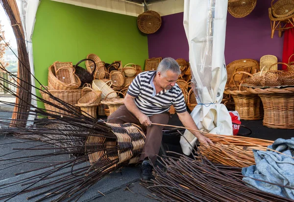 Un tejedor de cestas en el trabajo en la tienda de la fábrica en Camacha. Madeira —  Fotos de Stock