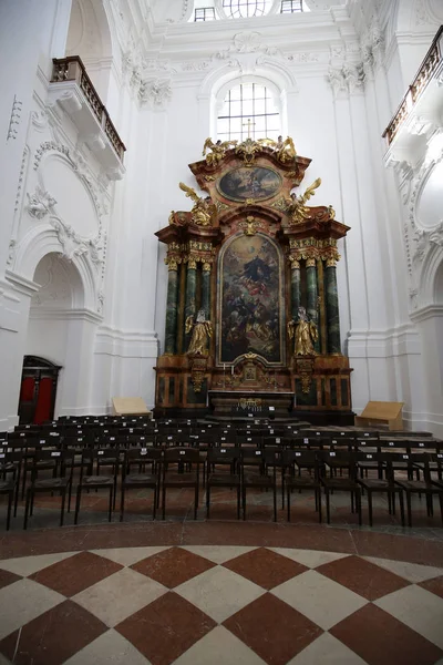 Inre av kollegialt eller universitet kyrka i Salzburg — Stockfoto