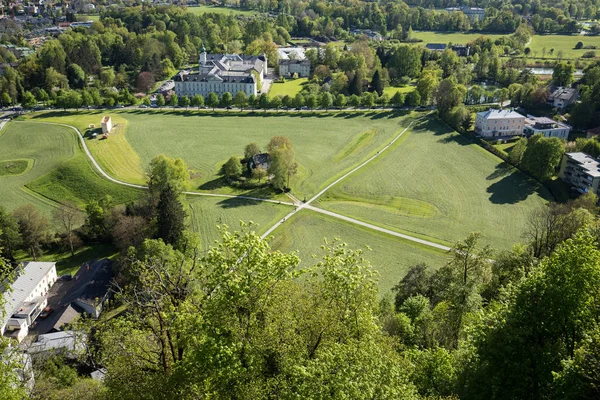 Luftpanorama von der Spitze der Hohensalzburg auf bewirtschaftetem Land, das durch die sich kreuzenden Wege (Straßen) getrennt ist. salzburg — Stockfoto