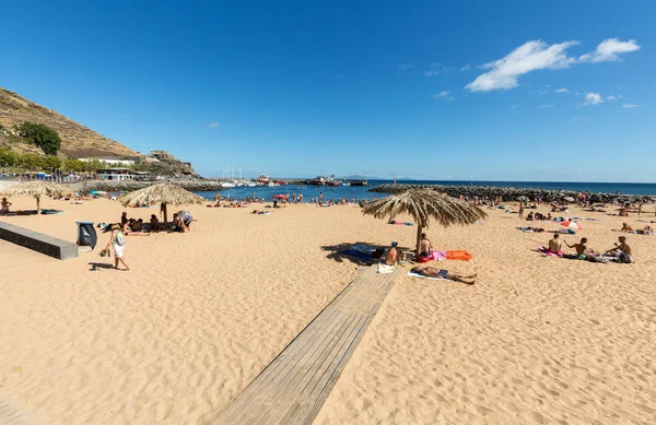 La gente riposa in una giornata di sole sulla spiaggia di Machico. Isola di Madeira , — Foto Stock